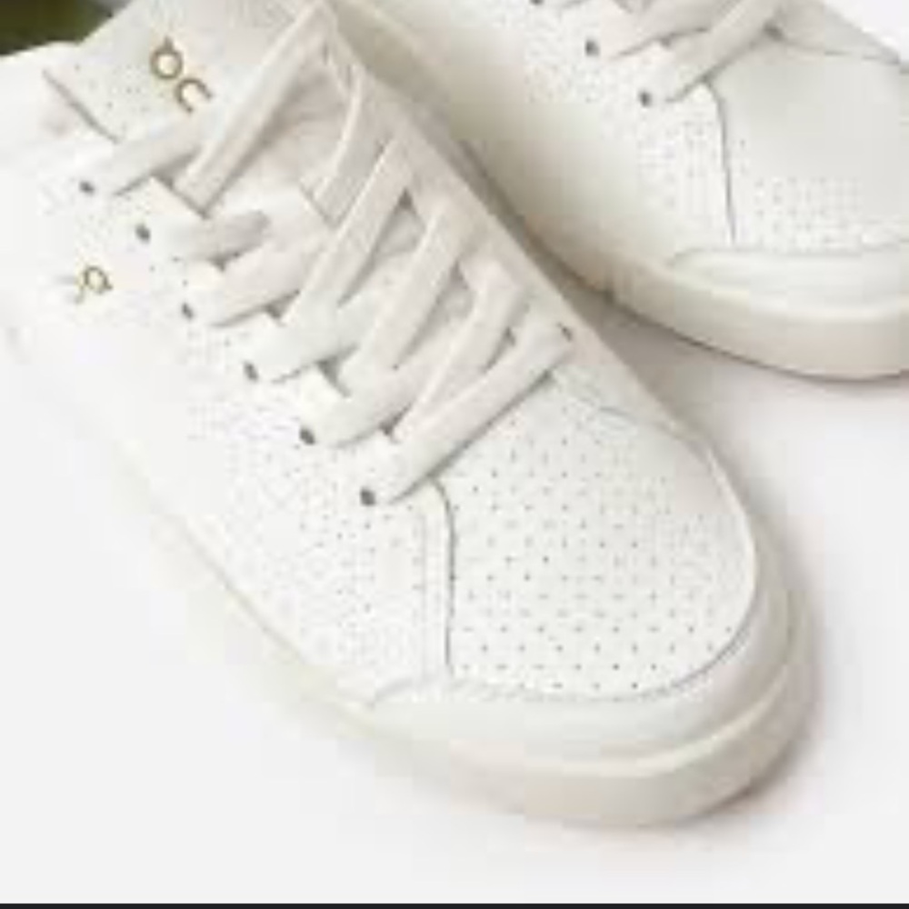 On Cloud "The Roger" woman’s white leather Tennis Shoe 8 1/2